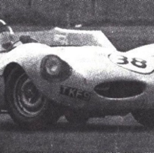 En contre-braquage avec la Jaguar type D
sue le circuit de Full Sutton